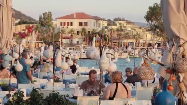 Bodrum Turquia Maio 2022 Muitas Pessoas Jantam Café Turco Mediterrâneo — Vídeo de Stock