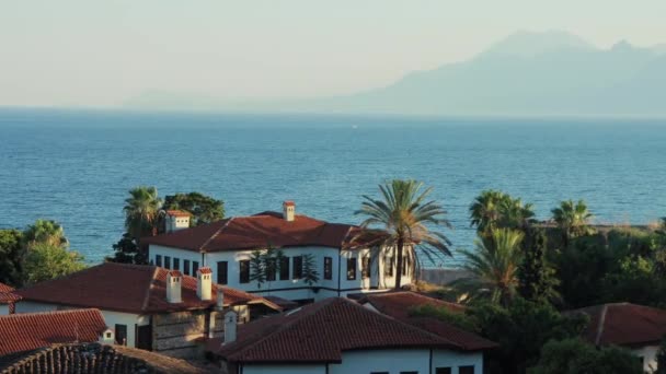 山の景色に対して海で海岸沿いの伝統的な地中海の家 Kaleici アンタルヤ トルコ — ストック動画