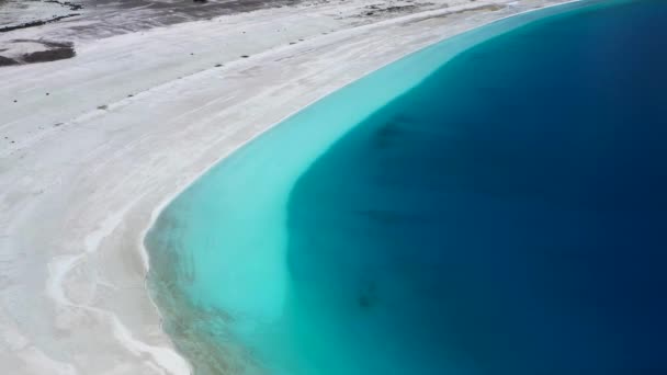 Ohromující Modré Jezero Křišťálově Čistou Vodou Bílou Pláží Světle Modrým — Stock video