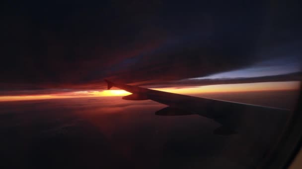 Poranny Widok Wschodu Słońca Przez Okno Podczas Lotu Samolotem Skrzydło — Wideo stockowe