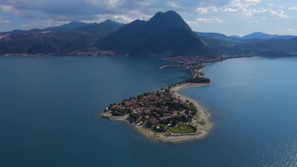 从空中俯瞰Egirdir湖 岛屿和村庄 山下湖中有一个小城镇的风景 — 图库视频影像