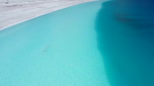 Impressionante Lago Azul Com Água Cristalina Praia Branca Costa Azul — Vídeo de Stock