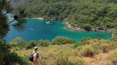 Adam Lycian Yolu boyunca yürümeye devam ediyor. Akdeniz kıyısının ve denizin güzel doğası arasında yürüyüş