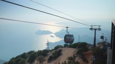Türkiye 'nin Oludeniz kentindeki Babadag Moun' un tepesindeki Cableway. Kablolu yayın arabası dağlar, deniz ve ada manzarasına karşı