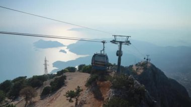 Türkiye 'nin Oludeniz kentindeki Babadag Moun' un tepesindeki Cableway. Kablolu yayın arabası dağlar, deniz ve ada manzarasına karşı