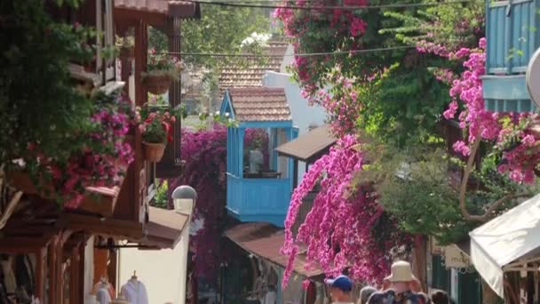 アンタルヤ トルコ 5月2022 花で覆われた古い地中海の町の狭い通り — ストック動画