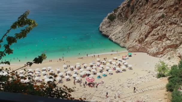 Tłum Turystów Odpoczywa Pływa Plaży Kaputas Kas Turcja — Wideo stockowe