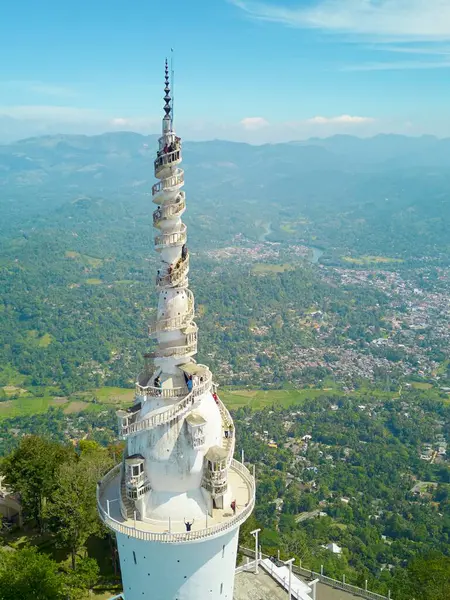 Ambuluwawa Dağı Dördüncü Dinler Tapınağı Budizm, Hristiyanlık, İslam, Hinduizm.