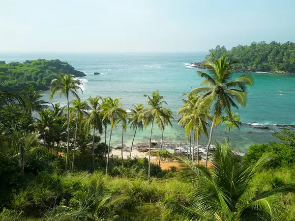 Tropikal bir Hiriketiya plajı ve orman palmiyeleriyle çevrili bir sörf noktası olan okyanus gölü..