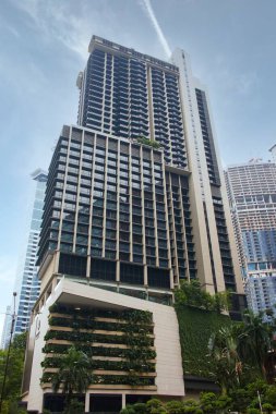 Kuala Lumpur, Malezya - 21 Temmuz 2023. Büyüyen bitki ve ağaçlarla modern, yeşil ve sürdürülebilir bir yapı.