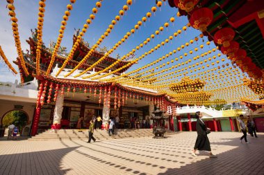 Kuala Lumpur, Malezya - 22 Haziran 2023. Turistlerle dolu güzel bir Çin tapınağı. Çin geleneksel mimarisi.