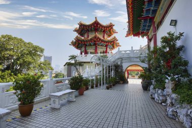 Güzel bir Çin Tapınağı mimarisi. Geleneksel bahçe ve renkli pagoda.