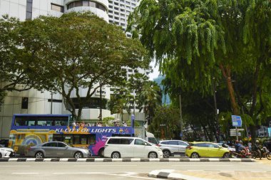 Kuala Lumpur, Malezya - 22 Haziran 2023. Turistlerle dolu açık bir şehir tur otobüsü..