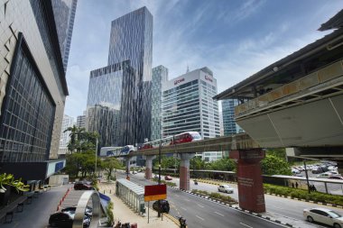 Kuala Lumplur, Malezya - 22 Haziran 2023. Şehir merkezinde bir finansal gökdelen bölgesi. Yüksek ofis binaları arasında KL Hızlı gökyüzü treni