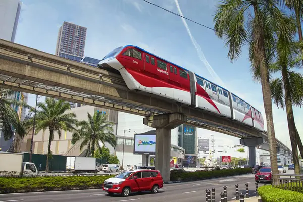 Kuala Lumpur, Malezya - 21 Temmuz 2023. Şehirdeki otoyolun yukarısındaki hızlı tren. Modern ve ekolojik toplu taşıma