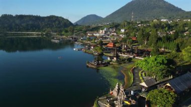 Bali 'de bir gölün ve dağların ortasında geleneksel Bali Su Tapınağı. Ulun Danu Beratan