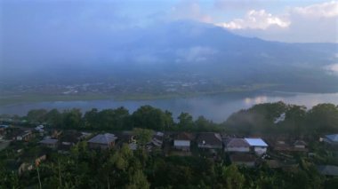 Bali 'deki Danau Buyan volkanik gölü, dağların ve köylerin arasında sakin bir manzaraya sahip.