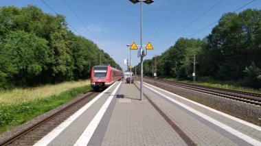 Elektrik treni istasyondaki platforma yanaşıyor.