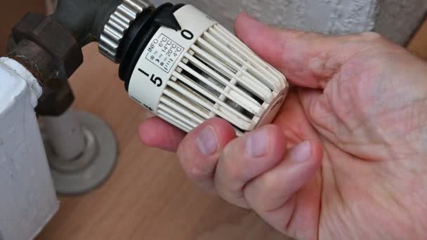 Mão Homem Coloca Termostato Sistema Aquecimento Uma Temperatura Elevada Bateria — Vídeo de Stock