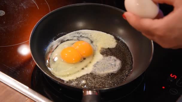 Huevo Dos Yemas Cocinar Huevos Revueltos Con Dos Yemas Imágenes — Vídeo de stock