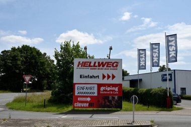 Selm Almanya - 11 Haziran 2025 Profesyonel Hırdavat Dükkanı Selm. Hellweg mağazasının girişini imzala. Yüksek kalite fotoğraf