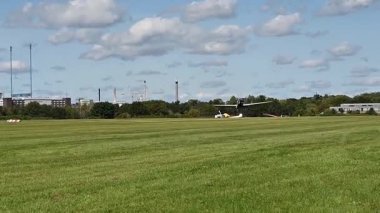 Leverkusen, Almanya - 26 Ağustos 2023: Junkers. Flugfest Leverkusen 'de yeşil alana inen klasik uçak, Almanya' da havacılık tarihi ve heyecan gösteriyor. Yüksek kaliteli FullHD görüntüler