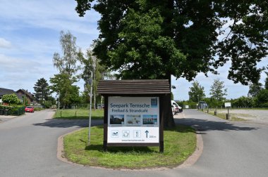 Selm, Almanya - 11 Haziran 2025: Selm, Almanya 'daki Seepark Ternsche' de imzala, eğlence seçeneklerini vurgula ve ziyaretçileri manzaralı çevreyi keşfetmeye davet et