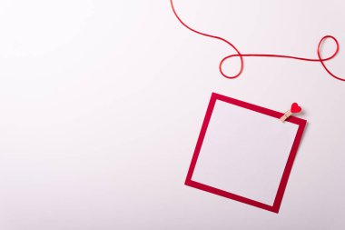 Sevgililer günü kartı üst görünümü beyaz arka plan kırmızı kalpler bayram kutlaması minimalist ağaç soyut kurumsal çerçeve mutlu model kutlama dekorasyonu izole edilmiş