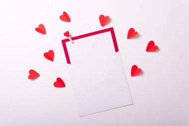 Sevgililer günü kartı üst görünümü beyaz arka plan kırmızı kalpler bayram kutlaması minimalist ağaç soyut kurumsal çerçeve mutlu model kutlama dekorasyonu izole edilmiş