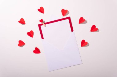 Sevgililer günü kartı üst görünümü beyaz arka plan kırmızı kalpler bayram kutlaması minimalist ağaç soyut kurumsal çerçeve mutlu model kutlama dekorasyonu izole edilmiş