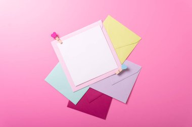 Zarf pembe arka plan gül sevgililer günü bayramı kutlaması üst açı üst görünüm model kırmızı kalp 