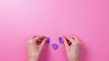 Sevgililer Günü kartı üst görüntüsü pembe arka plan kalpleri bayram kutlaması asgari soyut kurumsal çerçeve mutlu model kutlama dekorasyonu izole edilmiş renkli gurur lgbt bayrağı