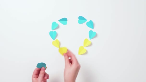 Çocukların Elleri Beyaz Arka Plana Renkli Kağıt Kalpler Koyuyor Ukrayna — Stok video