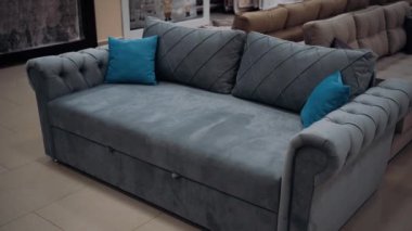 İki mavi yastıklı iki kişi için gri kanepe. 4k video