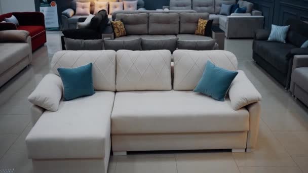 Sofá Blanco Con Dos Almohadas Decorativas Azules Concepto Para Una — Vídeo de stock