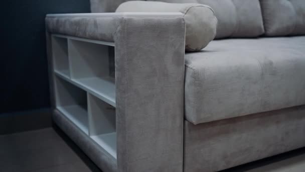 Prateleiras Brancas Quadradas Inseridas Borda Confortável Sofá Bege Travesseiros Decorativos — Vídeo de Stock