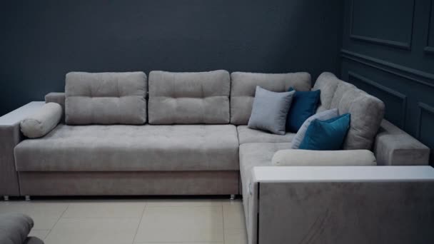 Sofá Grande Moderno Beige Con Diez Almohadas Decorativas Beige Azul — Vídeos de Stock