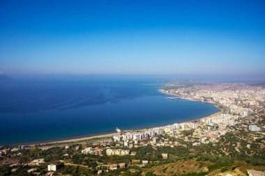 Kanines Kalesi 'nden Vlore şehrinin çekici bahar manzarası. Adriyatik Denizi 'nin büyüleyici sabah manzarası. Arnavutluk, Avrupa 'nın muhteşem doğa manzarası. Seyahat konsepti arka planı