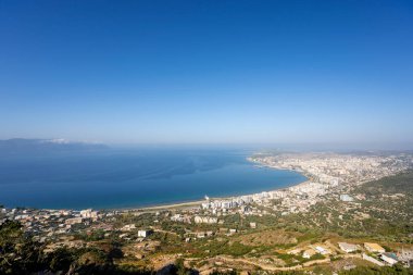 Kanines Kalesi 'nden Vlore şehrinin çekici bahar manzarası. Adriyatik Denizi 'nin büyüleyici sabah manzarası. Arnavutluk, Avrupa 'nın muhteşem doğa manzarası. Seyahat konsepti arka planı