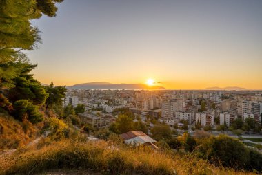 Kanines Kalesi 'nden Vlore şehrinin çekici bahar manzarası. Adriyatik Denizi 'nin büyüleyici sabah manzarası. Arnavutluk, Avrupa 'nın muhteşem doğa manzarası. Seyahat konsepti arka planı