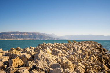 Küçük plaj güzel yaz Adriyatik Denizi Vlore kenarı, Arnavutluk