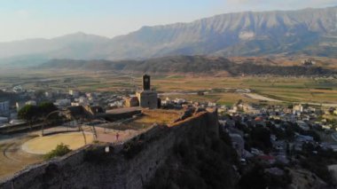 Cirokastra Kalesi ve eski şehir merkezi. Arnavutluk 'un Cirokaster kentindeki antik kale, evler ve dağların havadan görünüşü.