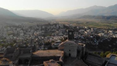 Cirokastra Kalesi ve eski şehir merkezi. Arnavutluk 'un Cirokaster kentindeki antik kale, evler ve dağların havadan görünüşü.