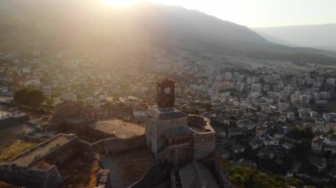 Cirokastra Kalesi ve eski şehir merkezi. Arnavutluk 'un Cirokaster kentindeki antik kale, evler ve dağların havadan görünüşü.