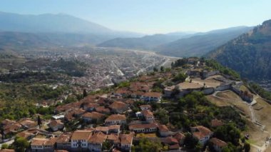 Arnavutluk 'un Berat kentine tepeden bakan Berat Şatosu' nun kuş bakışı manzarası