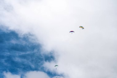 Paraglider başlıyor. Paraşüt, güneşli bir günde Alp dağlarında havayla doluyor..