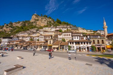 BERAT, ALBANIA, SEPTEMBER 29 Eylül 2022: Arnavutluk 'taki Sırp bulvarından görülen Berat kalesi.
