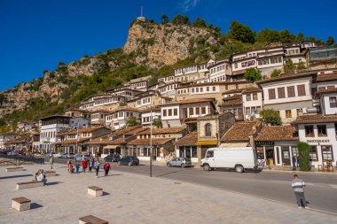 BERAT, ALBANIA, SEPTEMBER 29 Eylül 2022: Arnavutluk 'taki Sırp bulvarından görülen Berat kalesi.