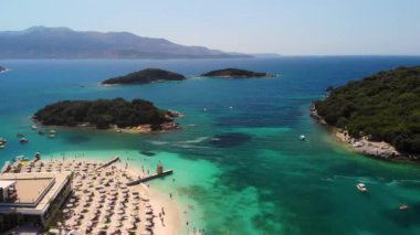 Ksamil Adaları, Arnavutluk. Hava çarpıcı manzara 4K insansız hava aracı görüntüleri. Arnavutluk 'un güneyinde İyon Denizi.