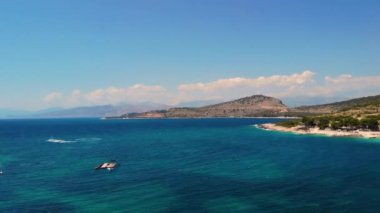 Arnavutluk 'taki Ksamil Adaları' nda Turkuaz Suyu ile Havacılık Manzarası Egzotik Plajı